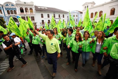 Ecuador inicia la campaña electoral con el presidente Correa en la tarima