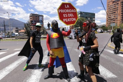 &#039;Súperhéroes&#039; detienen el tráfico en Quito en favor de peatones