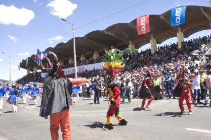 Quito se vistió de colores y desfiles en sus fiestas de fundación