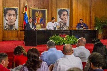 La violencia en Venezuela junta a Maduro y a Capriles