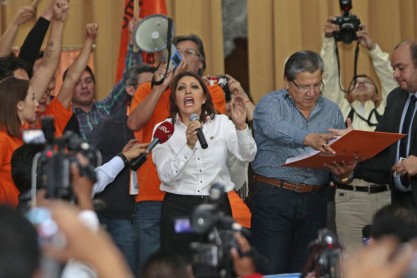 Izquierda Democrática entrega 300 mil firmas para calificar como partido