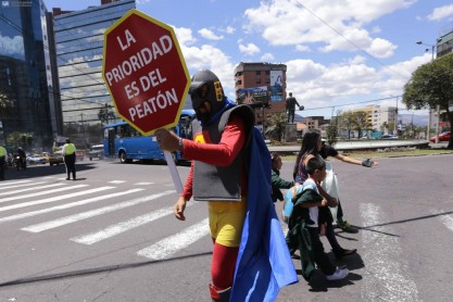 &#039;Súperhéroes&#039; detienen el tráfico en Quito en favor de peatones