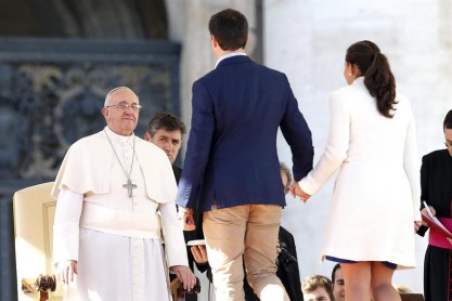 20 mil parejas celebran San Valetín junto al papa Francisco
