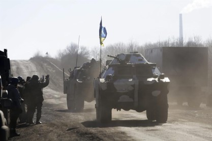 Soldados ucranianos abandonan Debáltsevo a bordo de vehículos militares