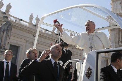 20 mil parejas celebran San Valetín junto al papa Francisco