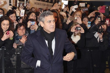 Critican foto con &quot;La última cena&quot; de George Clooney y sus dirigidos