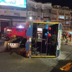 Una chiva volcada en una vía de Quito este 4 de diciembre.