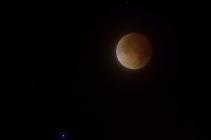 Así se vio el paso del eclipse lunar por América y Europa