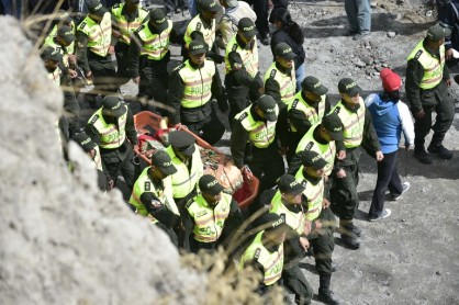 Angustia y dolor embarga a familiares de víctimas del sismo en Quito