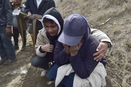 Angustia y dolor embarga a familiares de víctimas del sismo en Quito