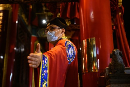 Fieles rezan en el Templo Wong Tai Sin por el año de la rata en China