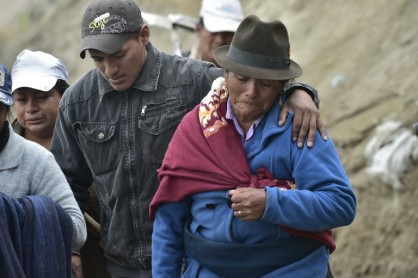 Angustia y dolor embarga a familiares de víctimas del sismo en Quito