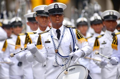 Miles de estudiantes desfilan por el corazón de Guayaquil