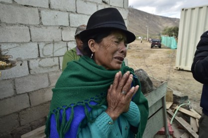 Angustia y dolor embarga a familiares de víctimas del sismo en Quito