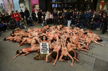 Un centenar de activistas protestó en Barcelona contra el maltrato animal