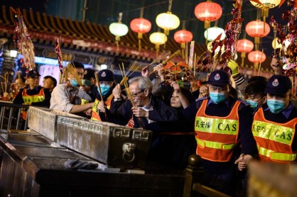 Fieles rezan en el Templo Wong Tai Sin por el año de la rata en China