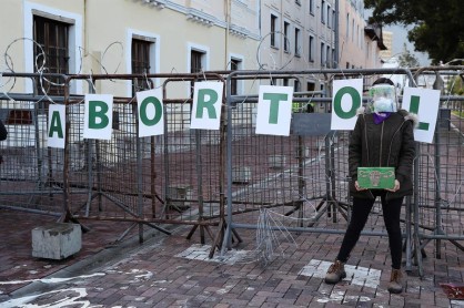 Mujeres en Ecuador exigen despenalizar aborto