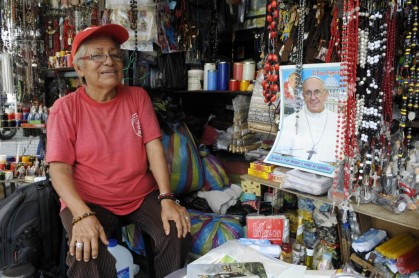 Comercio se prepara para la llegada del Papa Francisco