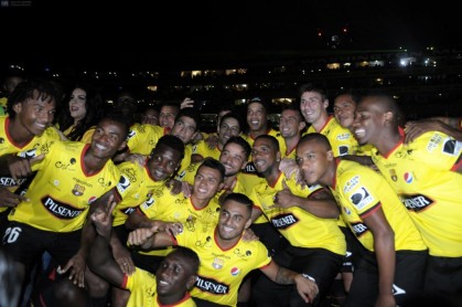 Barcelona tuvo a Dinho en su noche amarilla