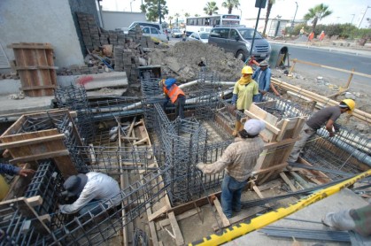 Ecuador alista normativa que regulará trabajo de personal de la construcción