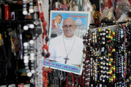 Comercio se prepara para la llegada del Papa Francisco