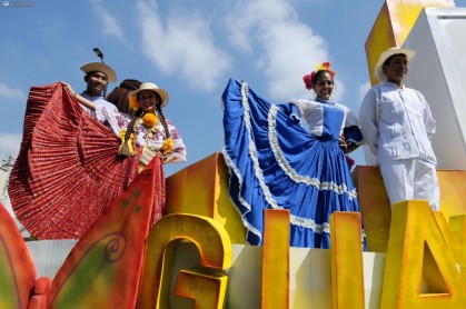 Desfile estudiantil por los 481 años de la Fundación de Guayaquil