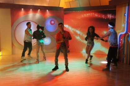 Maykel presentó su sencillo 'guapa' en En Contacto