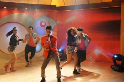 Maykel presentó su sencillo 'guapa' en En Contacto