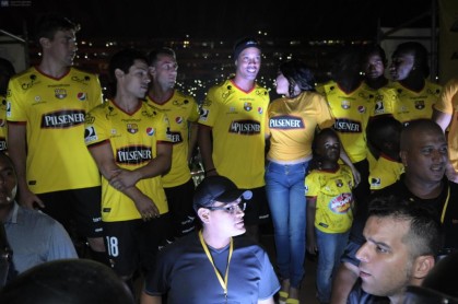 Barcelona tuvo a Dinho en su noche amarilla