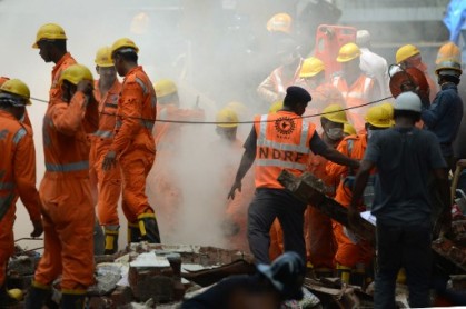 33 muertos y decenas de desaparecidos tras derrumbe de edificio en Bombay