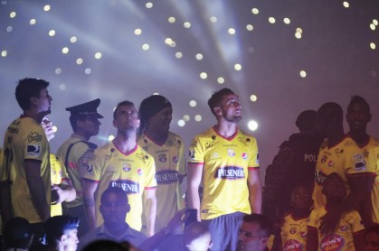 Barcelona tuvo a Dinho en su noche amarilla