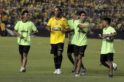 Barcelona tuvo a Dinho en su noche amarilla