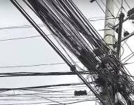 Los cables que cuelgan de los postes afectan al ornato y son un riesgo para los quiteños