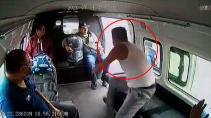 Pasajeros dan golpiza a ladrón en una buseta en México