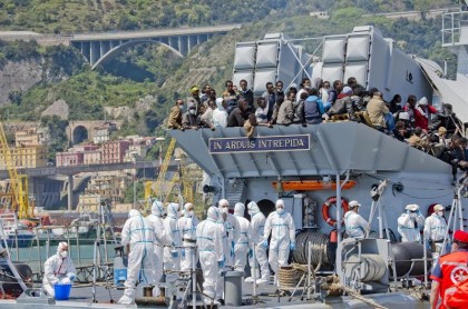 Un grupo de 545 inmigrantes llega a Salerno, en el sur de Italia