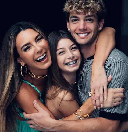 Imagen de archivo de Elizabeth Gutiérrez junto a sus hijos, Kailey y Christopher.