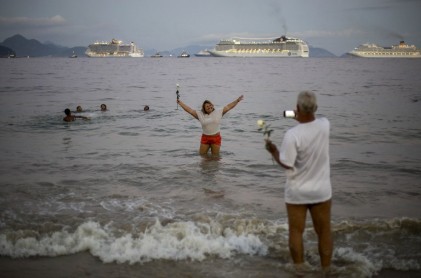 El mundo recibe 2019 con fuegos artificiales y festejos