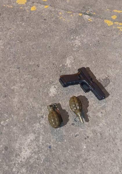 Los militares decomisaron dos granadas en poder de uno de los reos en la cárcel de Machala.