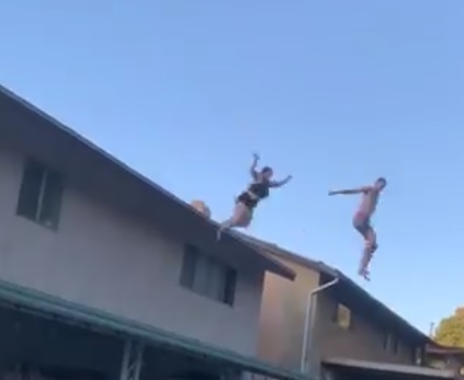 Impactante golpe de una mujer al saltar a piscina