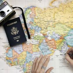 Imagen referencial: Mapa junto a pasaporte y cámara.