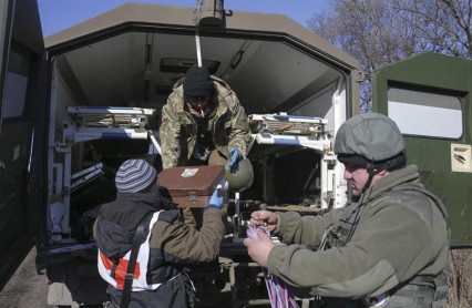 Soldados ucranianos abandonan Debáltsevo a bordo de vehículos militares