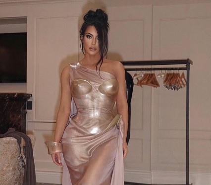 Kim Kardashian muestra cómo enfrenta la psoriasis