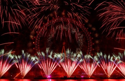 El mundo recibe 2019 con fuegos artificiales y festejos
