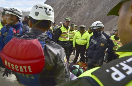 Angustia y dolor embarga a familiares de víctimas del sismo en Quito