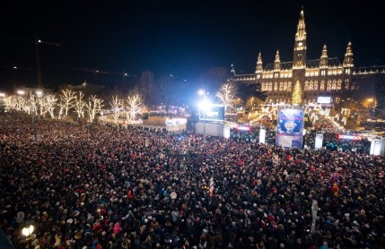 El mundo recibe 2019 con fuegos artificiales y festejos