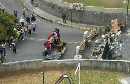 Barricadas colocadas de madrugada en Venezuela fueron retiradas