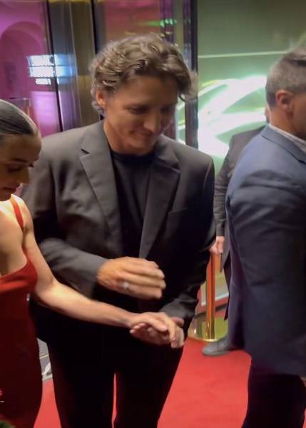 Katy Perry y Justin Trudeau juntos de la mano a la salida del cabaret Crazy Horse.