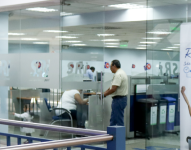 Fotografía del exterior de una oficina del SRI.