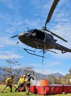 Con helicóptero se combate incendio forestal, en sector Chaucha.
