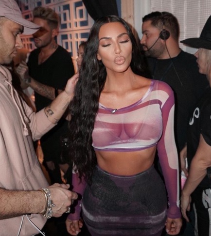 Kim Kardashian le juega broma pesada a Kanye West